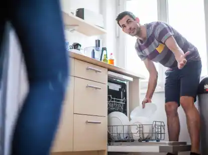 Warum hast du die Sp&uuml;lmaschine schon wieder nicht ausger&auml;umt? Unterschiedliche Auffassungen zur Hausarbeit bergen Konfliktpotenzial.