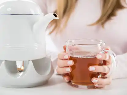 In vielen Detox-Tees stecken Zutaten, die entw&auml;ssernd wirken - Brennnessel zum Beispiel.