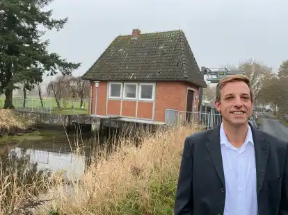 Professor Dr. Carsten Fichter vor dem Sch&ouml;pfwerk am Popkenh&ouml;ger Tief