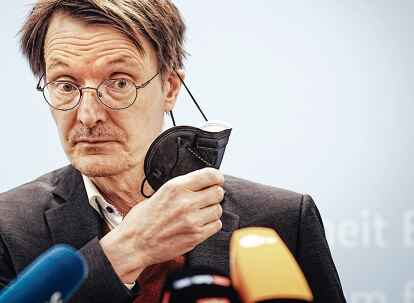 Karl Lauterbach (60, SPD), Bundesminister f&uuml;r Gesundheit, braucht im TV jetzt l&auml;ngher in der Maske