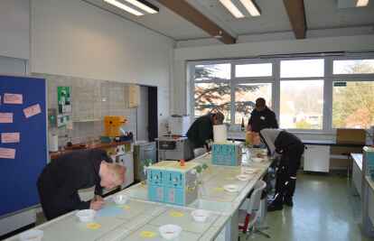 Das Bestimmen von Samen, Pflanzen und Materialien &ndash; hier an der Conerus-Schule in Norden &ndash; geh&ouml;rte auch zur Berufsolympiade. Bild: Ostfriesisches Landvolk