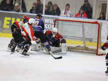 Ein  Fels in der Brandung war beim 5:1-Sieg des ECW Sande gegen die Harzer Falken einmal mehr ECW-Schlussmann Maksims Cmutovs. Der 23-j&auml;hrige Lette brachte immer wieder einen Fangarm oder die Schoner an die Scheibe.