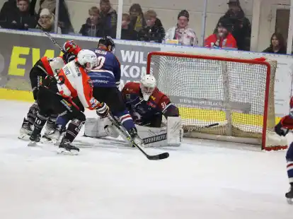 Ein  Fels in der Brandung war beim 5:1-Sieg des ECW Sande gegen die Harzer Falken einmal mehr ECW-Schlussmann Maksims Cmutovs. Der 23-j&auml;hrige Lette brachte immer wieder einen Fangarm oder die Schoner an die Scheibe.