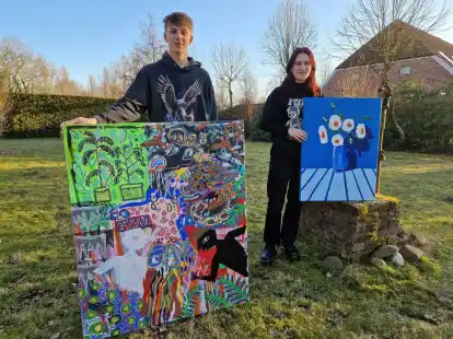 Bennet Schmerdtmann und Rebecca Heeren mit jeweils einem ihrer Bilder: Ihre Werke m&ouml;chten sie gern ausstellen.