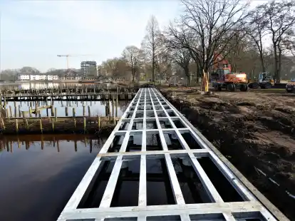 Neue Steganlage f&uuml;r die Bootsvermietung Renken: Im Kurpark in Bad Zwischenahn wird derzeit kr&auml;ftig gebuddelt und gebaggert.