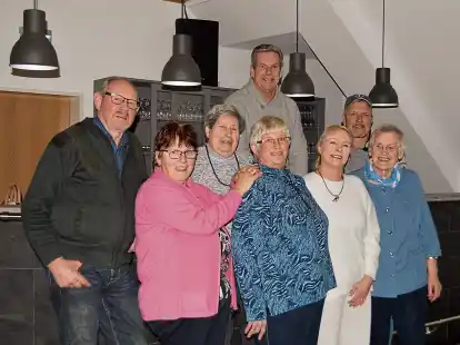 Freuen sich auf ihr Publikum, die &bdquo;Fehnker Spao&szlig;maokers&ldquo;: (v.&thinsp;l.) Erich Wallmann, Karin Wallmann, Hertha Arzdorf, Uwe Schwarz, Grete Oejen, Gunda Diekmann, Menno Willms und Waldtraut Ahlfs. Es fehlt Frank Buynowski.