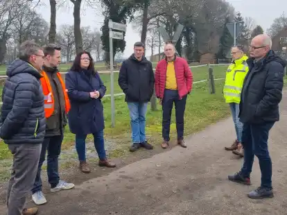 Seit Jahren werden Stimmen laut, den Bahn&uuml;bergang bei Nortmoor zu entsch&auml;rfen. Nun fand ein  Gespr&auml;ch statt, an dem Frithjof Haberland von der Deutschen Bahn, die SPD-Bundestagsabgeordnete Anja-Troff-Schaffarzyk, J&uuml;mmes Samtgemeindeb&uuml;rgermeister Christoph Busboom, der Nortmoorer B&uuml;rgermeister Udo D&auml;nekas, Uwe Welzel, Leiter des Stra&szlig;en- und Tiefbauamtes des Landkreises Leer, und Karl-Heinz van Deest vom Stra&szlig;enverkehrsamt Leer teilnahmen und eine Einigung erzielen konnten.