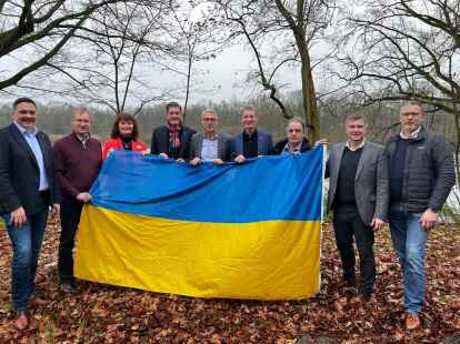 Landrat Dr. Christian Pundt (2. von rechts) sowie die B&uuml;rgermeister aus dem Landkreis Oldenburg rufen zu einer Schweigeminute anl&auml;sslich des Jahrestages des Kriegsbeginns in der Ukraine auf.