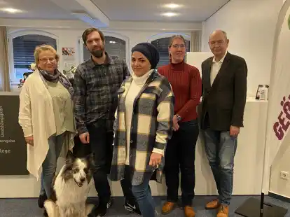 Fordern eine Senkung von b&uuml;rokratischen H&uuml;rden bei der beruflichen Integration von Gefl&uuml;chteten: (von links) Brigitte Schilling und Nico Zwicker vom ambulanten Pflegedienst Beda mit Hund Marley, Pflegehilfskraft Rahaf Zainab, Andrea Berger vom Jobcenter des Landkreises Oldenburg und Rainer Krause vom Verein Pro Connect.