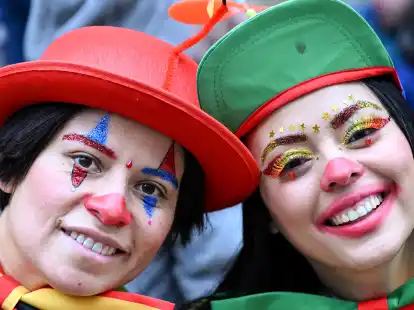 Kost&uuml;mierter Karnevalistinnen stehen an der Strecke eines Festumzugs: In Ostfriesland wird Fasching nicht so gro&szlig; gefeiert wie in anderen Teilen Deutschlands. Doch warum nicht?