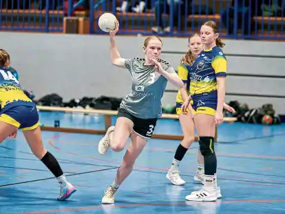 Loni Schmalz (am Ball) und die B-M&auml;dchen der  HG haben Platz eins der Tabelle &uuml;bernommen.