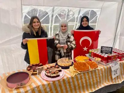 Sie planen einen weiteren Lahmacun-Tag Mitte M&auml;rz, um Spenden einzunehmen: Ciydem &Ouml;ncel (von links), Aysenur Inan und Emine Ucar.