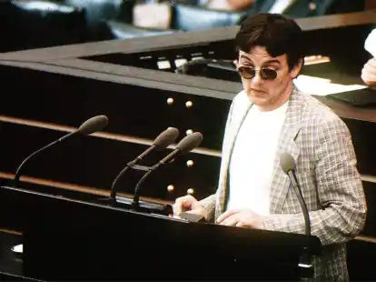 Mit Sonnenbrille sprach Joschka Fischer (Die Gr&uuml;nen) 1983 im Bundestag in Bonn.