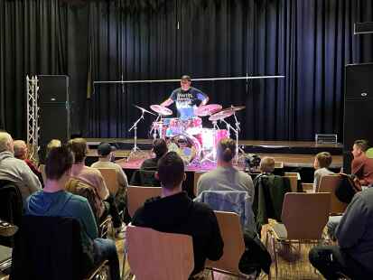 Rund 25 Besucher kamen zur Drumclinic mit Felix Lehrmann in die Jahnhalle.