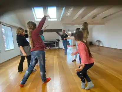 Los ging&rsquo;s mit Lockerungs&uuml;bungen: Die Theaterf&uuml;chse lernten einander bei einem Seminar im M&uuml;llerhaus kennen.