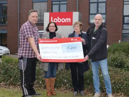 Bei der Scheck&uuml;bergabe: Bernd Janshen (von links), Gabriele Klostermann (beide Betriebsrat Labom), Jutta Hartrampf und Hans-Ulrich Hoss (beide Haus Frieda)