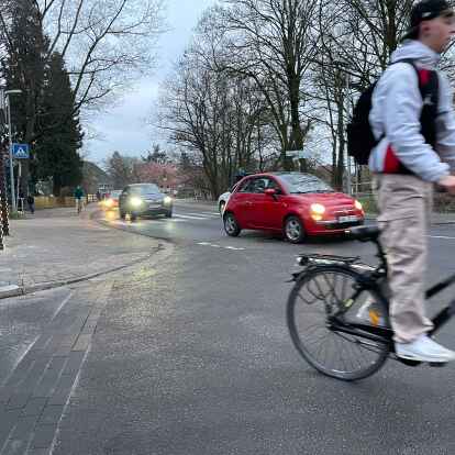 Viel los zu Schul- und Berufsbeginn: Das Nadel&ouml;hr zwischen Wolthusen und Innenstadt.