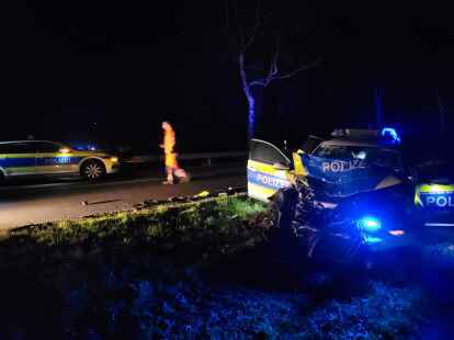 W&auml;hrend der Verfolgung dreier M&auml;nner, die in Melle am Mittwoch mutma&szlig;lich einen Geldautomaten gesprengt haben, verungl&uuml;ckte ein Streifenwagen der Polizeiinspektion Emsland/Grafschaft Bentheim. Einen Tag sp&auml;ter konnte der dritte Tatverd&auml;chtige gefasst werden.