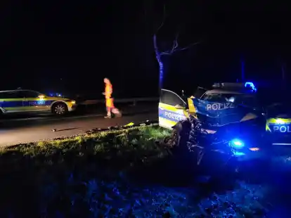 W&auml;hrend der Verfolgung dreier M&auml;nner, die in Melle am Mittwoch mutma&szlig;lich einen Geldautomaten gesprengt haben, verungl&uuml;ckte ein Streifenwagen der Polizeiinspektion Emsland/Grafschaft Bentheim. Einen Tag sp&auml;ter konnte der dritte Tatverd&auml;chtige gefasst werden.