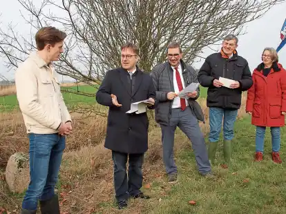 Jannes Wiesner (von links), Jan Edo Albers, Sven Ambrosy, Gerhard B&ouml;hling und  Marianne Kaiser-Fuchs bei der Aschermittwochswette auf dem Feld im Wiedel.  