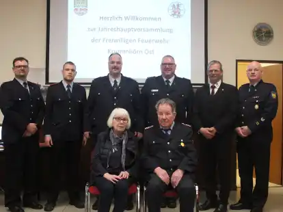 Bef&ouml;rderte, G&auml;ste und Geehrte der Feuerwehr Krummh&ouml;rn-Ost (von links): Markus Schink, Marten Akkermann, Markus Harms, Jan-J&uuml;rgen L&uuml;pkes, Roelf Odens, Uwe Behrends sowie (vorne) das Ehepaar Irmgard und Freerk Even.