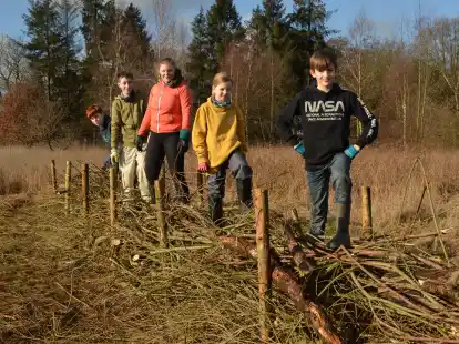 Legten in Delfshausen eine Benjeshecke an: die Falkenaugen vom Hegering Rastede Nord.