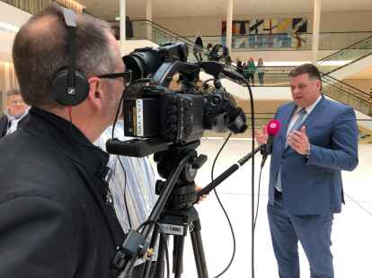 Steht vor Fernsehkameras Rede und Antwort: Jens Nacke (CDU) &auml;u&szlig;ert sich zur Situation an der Grundschule Wiefelstede.