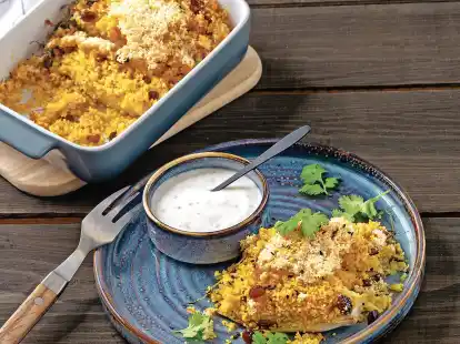Im Rezept von Kochbuchautorin Susann Kreihe landen die Chicor&eacute;e-Bl&auml;tter mit Couscous, Rosinen und reichlich Gew&uuml;rzen in der Auflaufform.