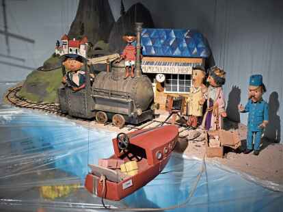 <p>Die Hauptfiguren aus &bdquo;Jim Knopf und Lukas der Lokomotivf&uuml;hrer&ldquo; auf Lummerland im Museum der Augsburger Puppenkiste</p>