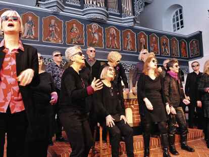 Auf der B&uuml;hne &ndash; auch im heiligen Kirchenraum &ndash; sind die S&auml;ngerinnen und S&auml;nger von &bdquo;De Meckerkring&ldquo; nicht zu stoppen.