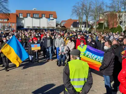 Solidarit&auml;t mit der Ukraine. &Uuml;ber 500 Menschen besuchten schon kurz nach Kriegsbeginn im Februar 2022 die Kundgebung auf dem Marktplatz in Cloppenburg.