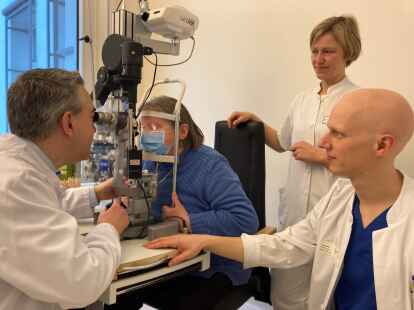 Prof. Dr. Dr. med. Stefan Schrader, Direktor der Universit&auml;tsklinik f&uuml;r Augenheilkunde, hat Rosa-Marie Berndt operiert. Betreut wird die Patientin au&szlig;erdem von Christel Werner, Pflegerische Bereichsleitung, und Assistenzarzt Tim Ahmels (von links).