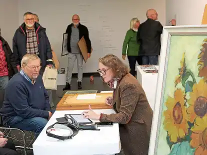 Dirk Adena hat ein ganz besonderes Werk mitgebracht, das die Restauratorin mit einem Wert von 12 000 Euro beziffert.