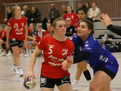 Haben eine schwierige Aufgabe vor sich: Malin Blankemeyer (am Ball) und die Handballerinnen der HSG