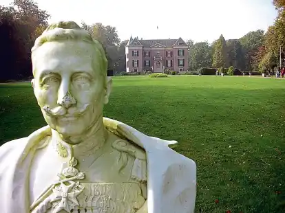 Die B&uuml;ste von Kaiser Wilhelm II. (1859 - 1941) vor dem niederl&auml;ndischen Landschloss Doorn, wo er seit Kriegsende 1918 im Exil lebte. Hier heiratete er nach dem Tod seiner ersten Frau Auguste Viktoria 1921 ein Jahr sp&auml;ter Hermine von  Sch&ouml;naich-Carolath. Diese ben&ouml;tige f&uuml;r ihre Tochter Henriette ein Kinderm&auml;dchen -- die Tante der Tante der Wilhelmshavenerin  Brigitte Bulla, wie letztere recherchierte.