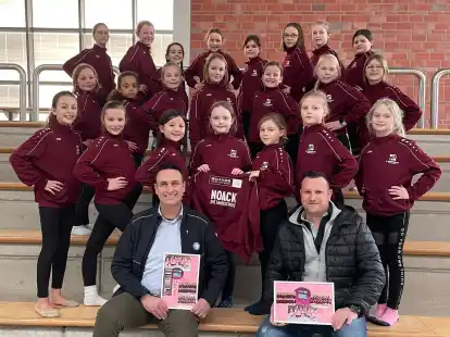 Freuen sich &uuml;ber ihre neuen Sponsoren Dirk Schade (vorne links), Gesch&auml;ftsf&uuml;hrer bei Maschinenbau Schade, und Sebastian Noack, Inhaber der Fahrschule Noack (vorne rechts): die Kinder Dance Teams des Sportclubs Wildeshausen.