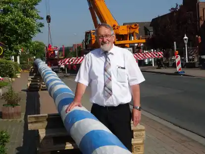Riesenmaibaum in Abbehausen: 2018 hatte Udo Venema die Nummer sieben aufstellen lassen.