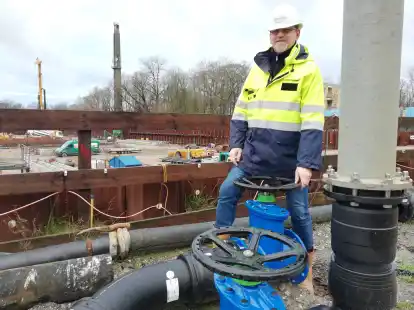 Diplom-Ingenieur Ingo Bennen vor der Gro&szlig;baustelle f&uuml;r den Neubau des Klinikums Wilhelmshaven. Im Vordergrund ist ein Abzweiger der Pipeline zu erkennen.