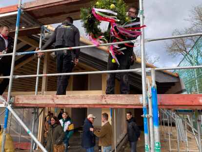 Seit Freitagnachmittag weht die Richtkrone auf dem Dach des neuen TSG-Tennisheims am Osterkamp.
