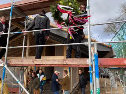 Seit Freitagnachmittag weht die Richtkrone auf dem Dach des neuen TSG-Tennisheims am Osterkamp.