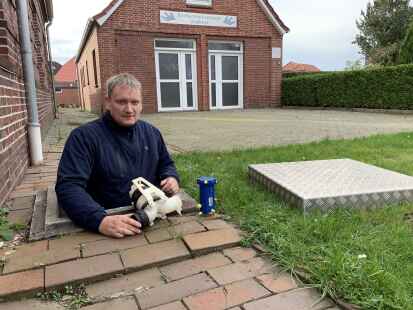 Die Toilette ist kein M&uuml;lleimer: OOWV-Anlagenkoordinator Keno Schmidt h&auml;lt eine Vakuumpumpe in der Hand.
