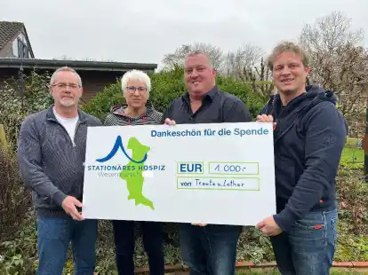 An der Scheck&uuml;bergabe nahmen (von links) Lothar von Waaden, Traute von Waaden, Mark Castens und Udo Stallkamp teil.