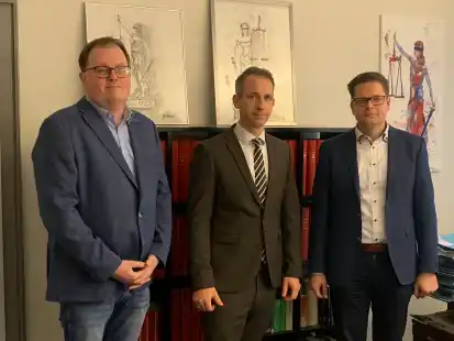 Das Amtsgericht Vechta legte nun seinen Jahresbericht 2022 vor: Gesch&auml;ftsleiter Martin Rolfes (von links), leitender Amtsdirektor Dr. Ralf B. Seifert und stellvertretender Leiter Richter Tobias Vogt pr&auml;sentierten das Zahlenwerk.