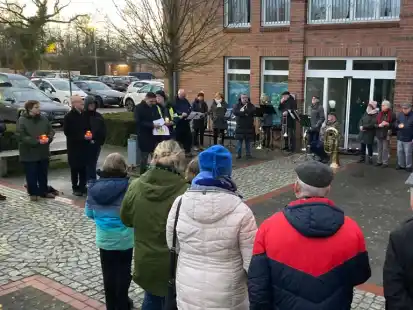 Im stillen Gedenken: Knapp einhundert Menschen haben sich in Hude versammelt.