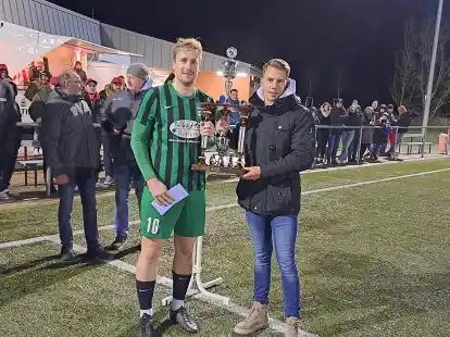 Hauptsponsor Heiko Peters (rechts) &uuml;berreichte dem Larrelter Siegtorsch&uuml;tzen Rene Krzatala die Troph&auml;e.