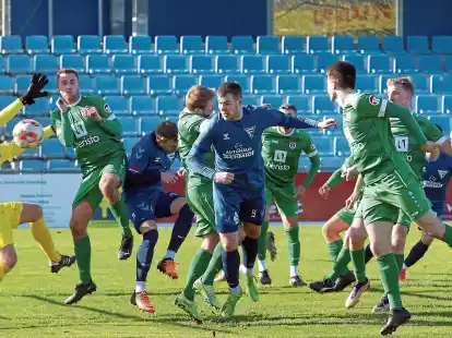 Im Heimspiel gegen den SV Bad Rothenfelde kamen die Landesliga-Kicker des WSC Frisia (hier in blau) am Sonntag im Jadestadion zu einem 2:2-Remis.