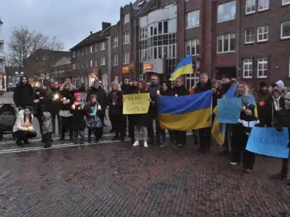 F&uuml;r Frieden auf der Welt: Rund 200 Menschen versammelten sich auf dem B&ouml;rsenplatz, um mit einem Lichtermeer des Angriffstags der Russen auf die Ukraine zu gedenken.