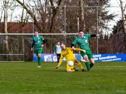 Der SV Evenkamp (grünes Trikot) war gegen den SV Bevern II nur selten obenauf. Die Gäste gewannen verdient 5:1.