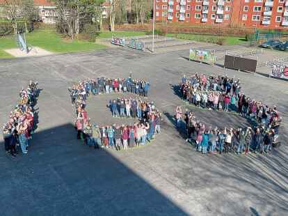 Auf dem Schulhof stellten sich die Grundsch&uuml;ler zum IGS-Gruppenfoto auf.