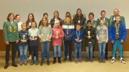 Der Nachwuchs freute sich &uuml;ber die errungenen Pokale beim Dorfpokalschie&szlig;en in  Neuscharrel.